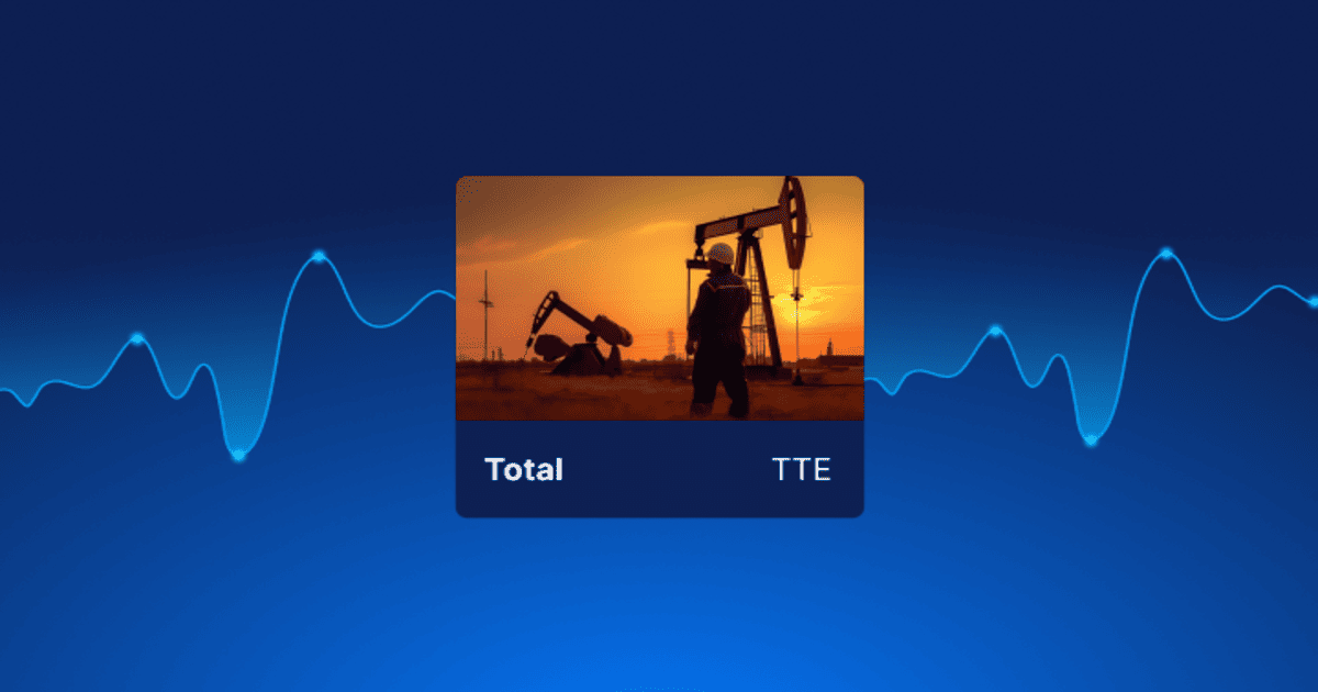 Graphique boursier de l'action TotalEnergies TTE et pompes à pétrole au coucher du soleil