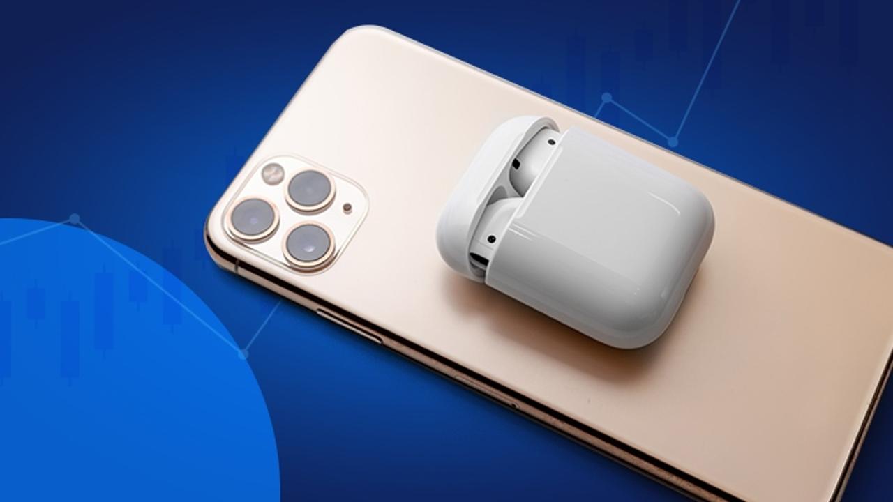 Mėlyname fone, išmanusis telefonas ir „AirPods“, simbolizuojantys „Apple“ įrenginius