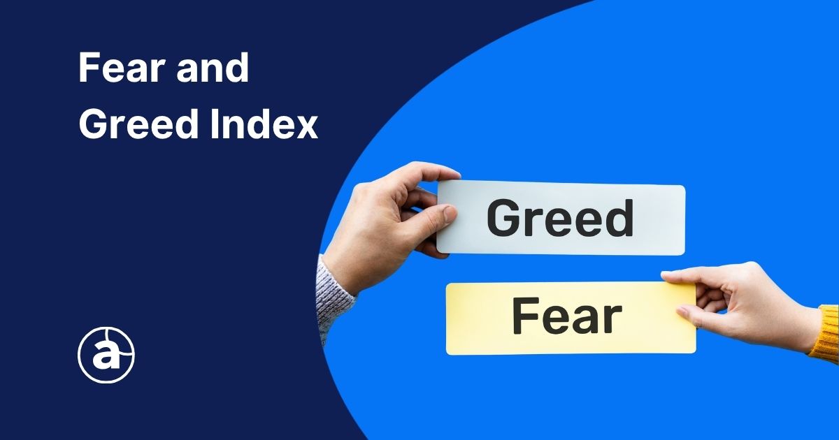 Dwie dłonie trzymające kartki z napisami „Greed” i „Fear”. W tle widnieje biały napis „Indeks strachu i chciwości”.