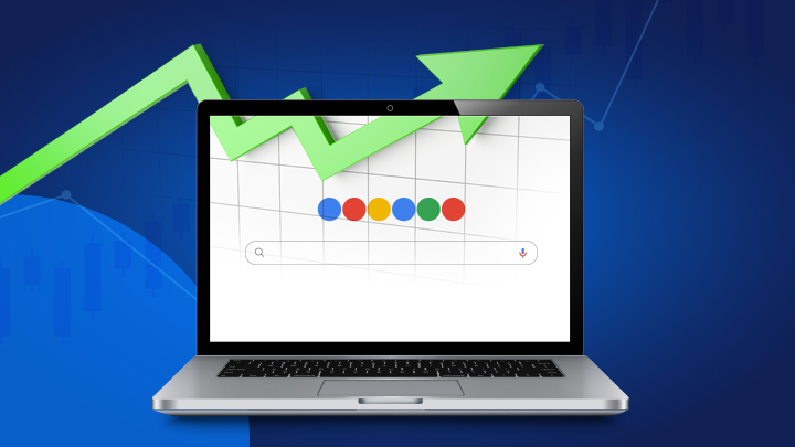 Laptop geopend met Google web browser en zoekmachine op het scherm, blauwe achtergrond met een grafiekpijl verwijzend naar de Google aandelen koers