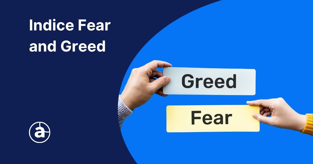 Deux mains tenant des cartes indiquant "Greed" et "Fear". Un texte blanc en arrière-plan indique "Indice Fear and Greed".