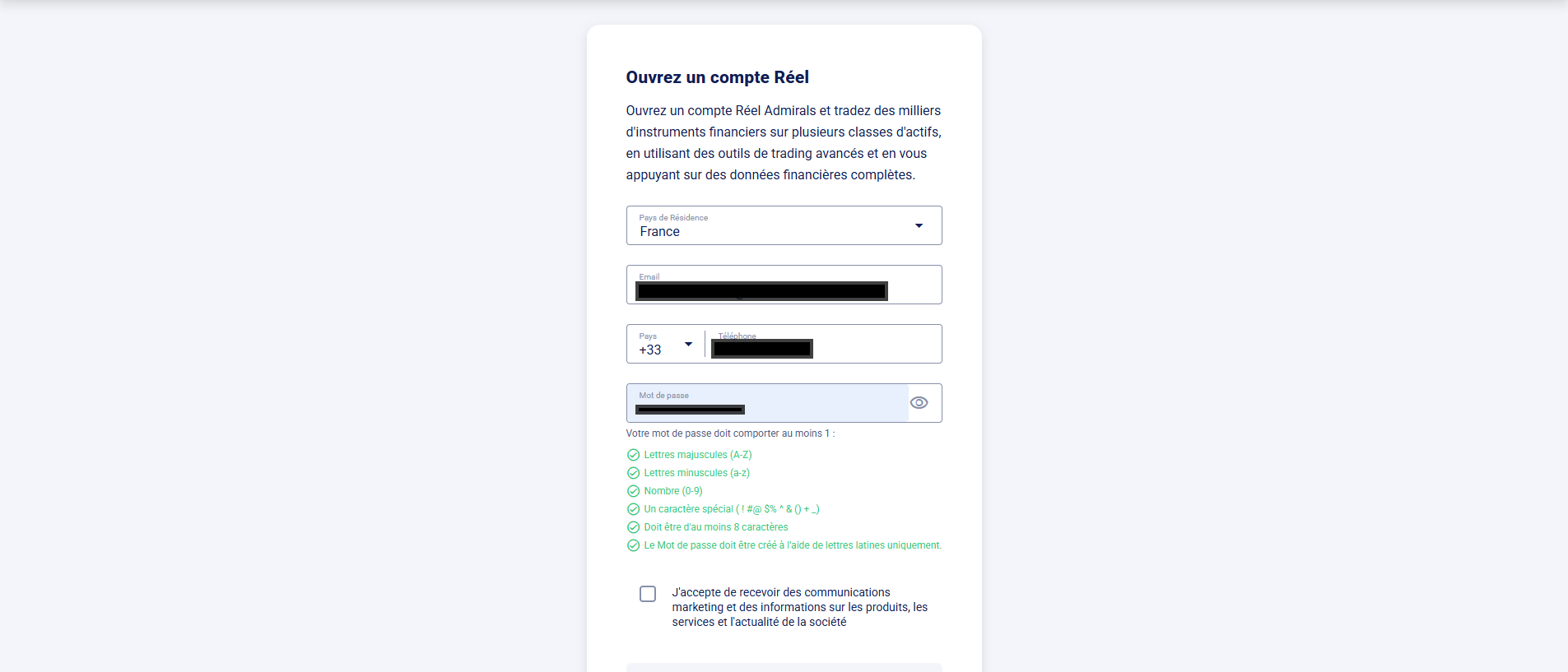 Formulaire d’inscription pour ouvrir un compte réel sur la plateforme de trading Admirals, avec champs pour pays, email, téléphone et mot de passe sécurisé, et conditions de sécurité du mot de passe affichées.