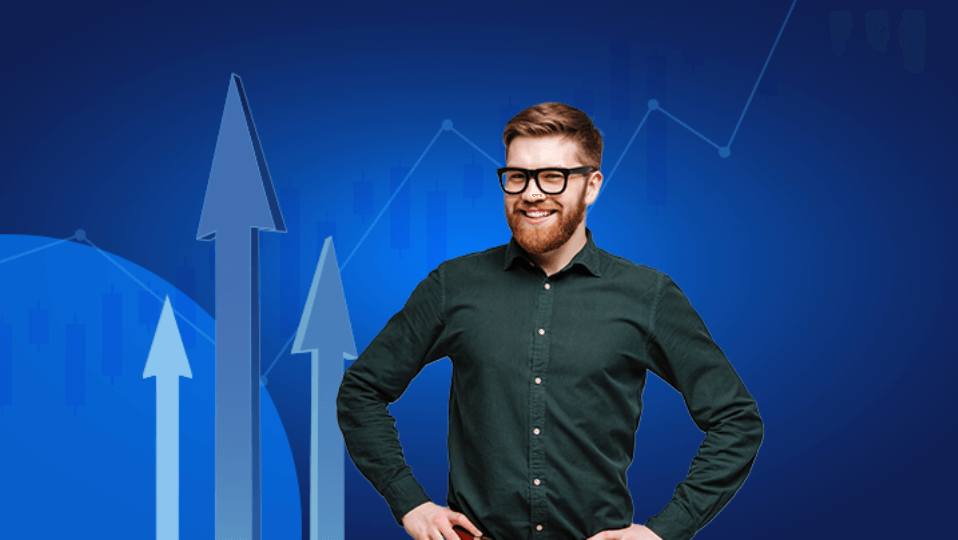 Lachende man met bril en donker hemd, met handen op zijn heupen, op een donkerblauwe achtergrond met een grafiek en opwaartse pijlen, verwijzend naar het succesvol investeren in startups.