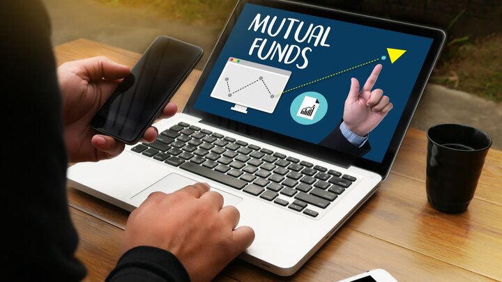 A laptopon mutual funds felirat a befektetési alapokat szimbolizálva Magyarországon.