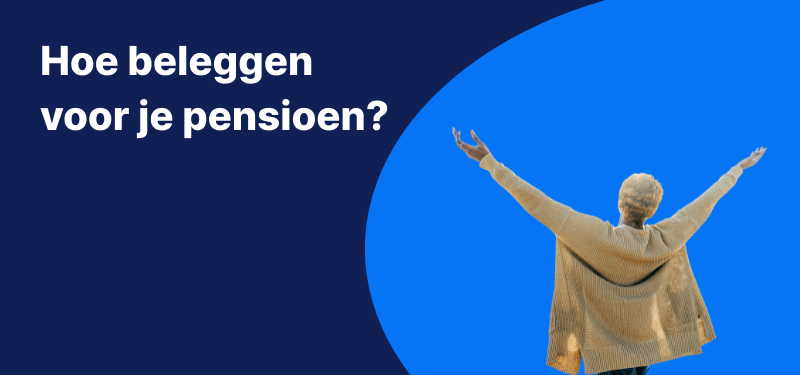 Oude persoon met uitgestrekte armen en rug toegekeerd, verwijzend naar beleggen voor je pensioen of pensioenbeleggen op een donkerblauwe achtergrond met lichtblauwe halve cirkel.