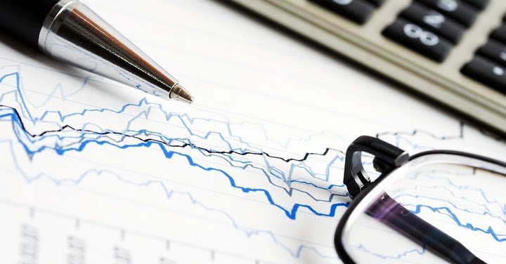 Kék chart vonal és szemüveg a rövidtávú befektetések időhorizontját szimbolizálva