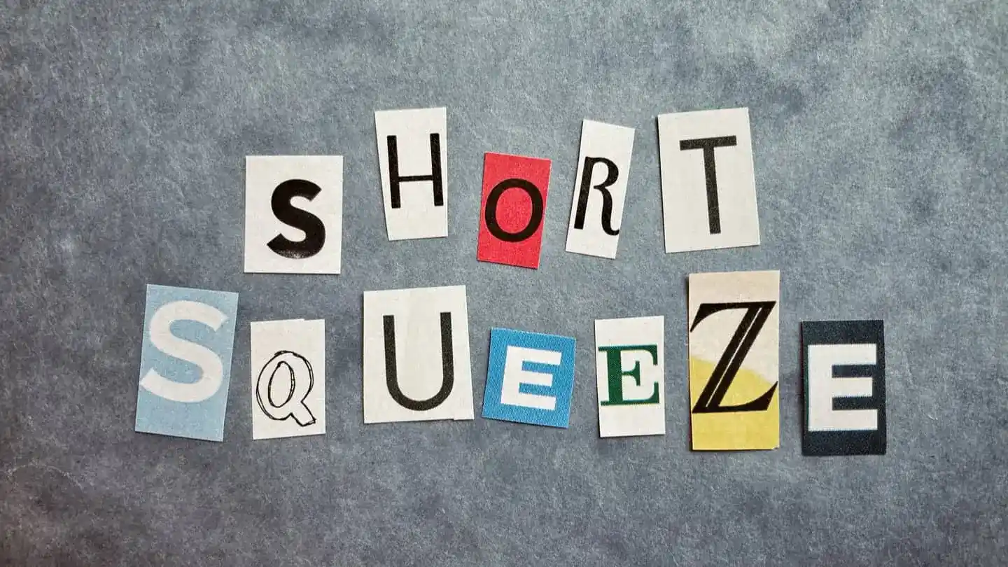 sfondo grigio con son una serie di lettere che assembrate formano la parola short squeeze