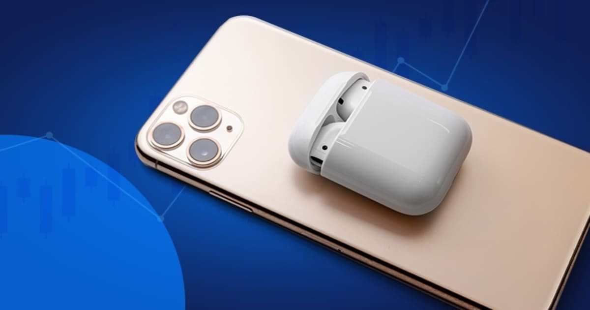 Un iPhone doré et des AirPods posés sur un fond bleu avec des courbes boursières pour illustrer l'investissement dans l'action Apple
