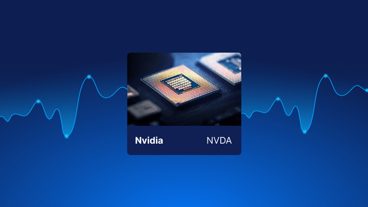 Sfondo blu con un grafico a linee e al centro un microchip con la scritta Nvidia NVDA, che rappresenta comprare azioni Nvidia
