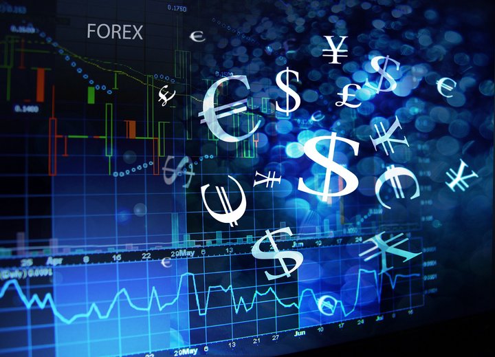 Sfondo blu dello schermo di un pc con rappresentati grafici trading a linee e candlestick e diversi simboli di valute, e la scritta forex, a indicare la correlazione forex.