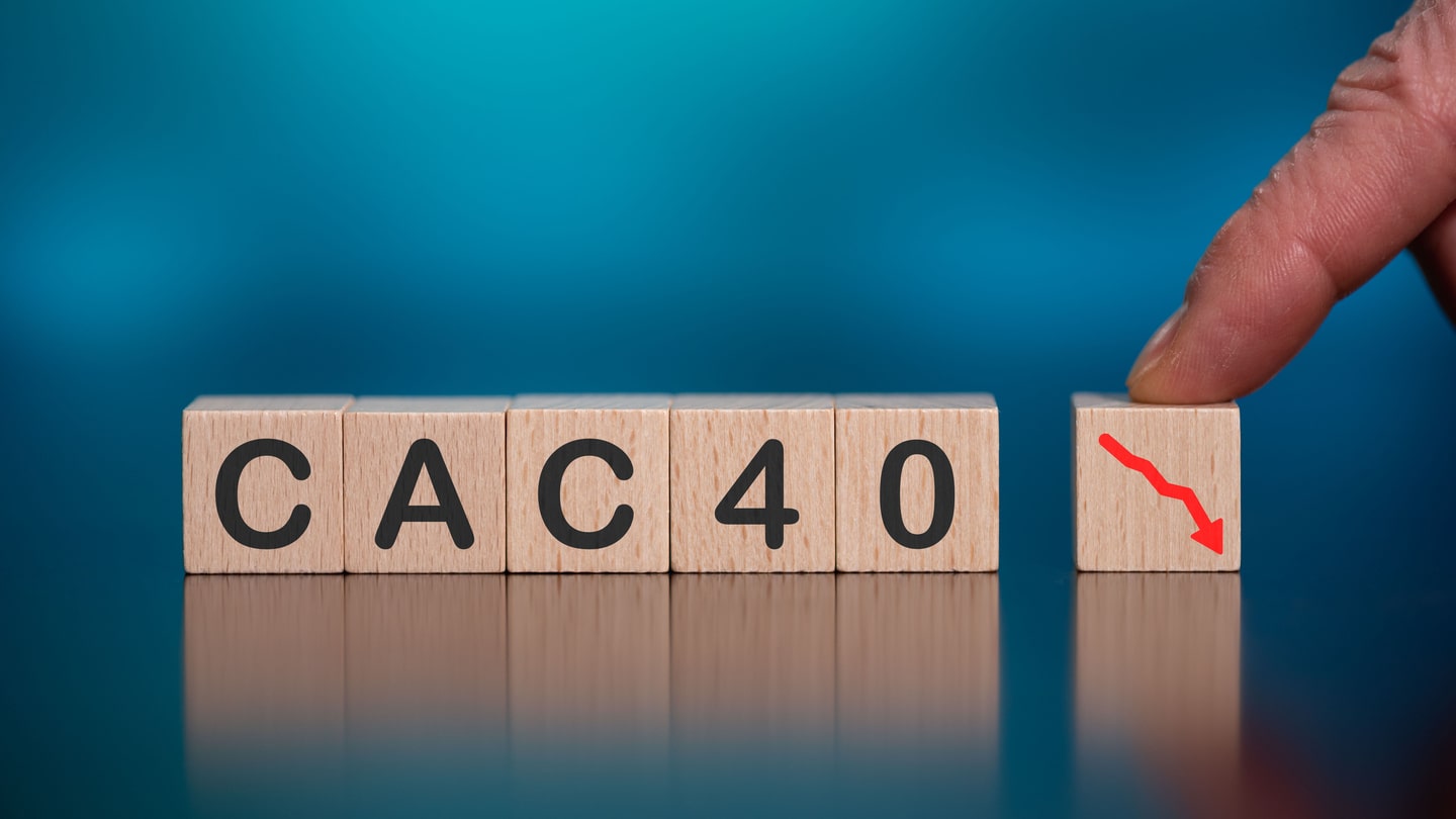 Dedo a apoiar peças de madeira a indicar o que é o Índice CAC 40