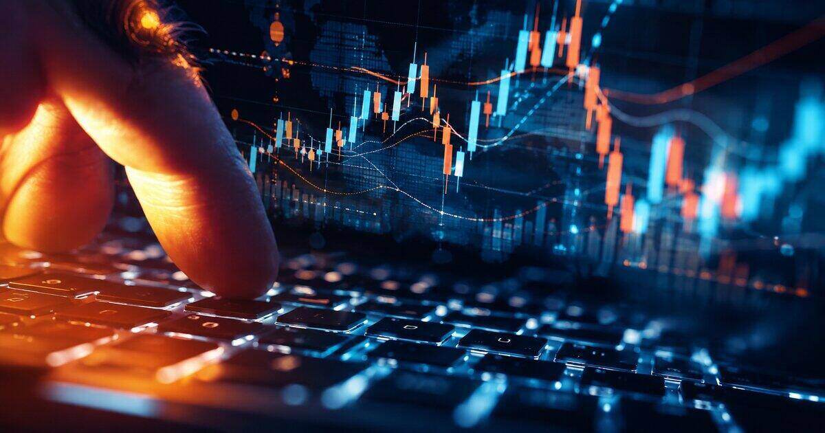 Finger auf einer Tastatur vor einem Kurschart als Symbolbild für Intraday Trading, Strategien, Märkte und Risiken