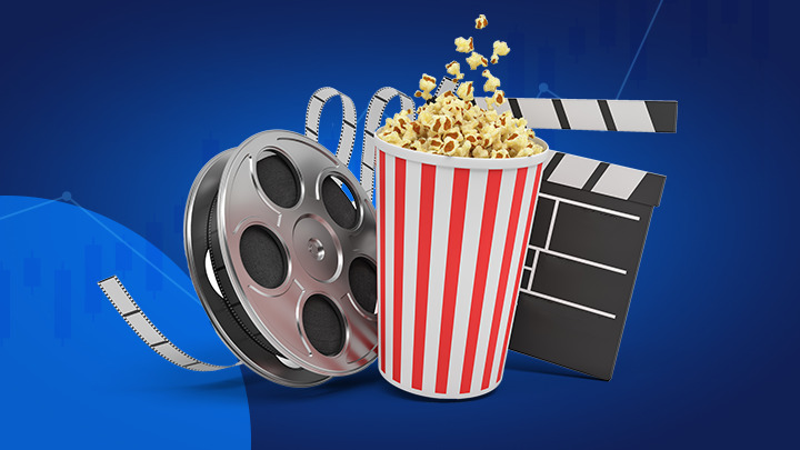 taśma filmowa, popcorn i klaps filmowy na niebieskim tle
