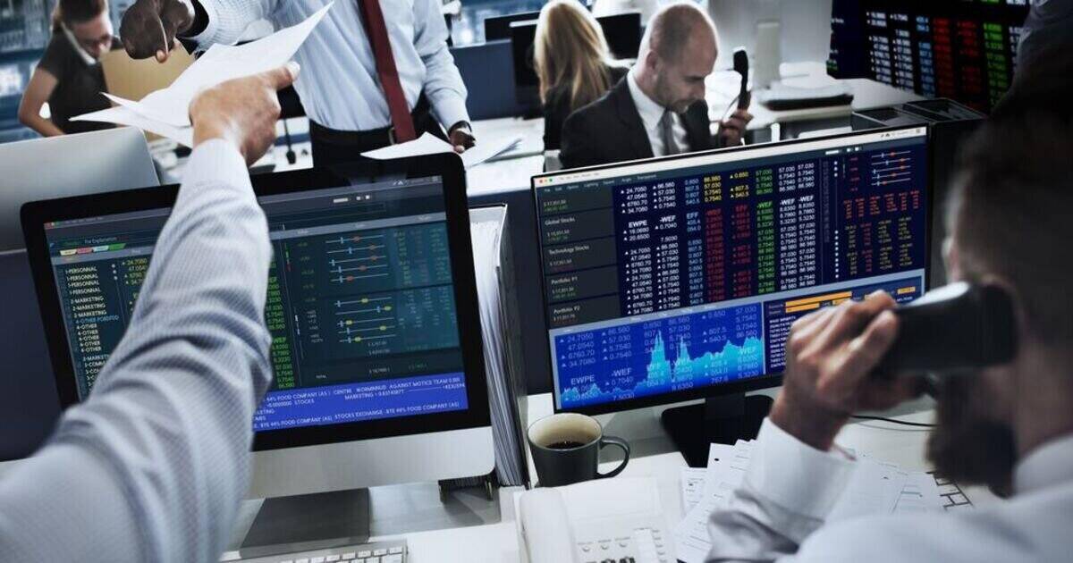 Trader analysieren Wirtschaftsindikatoren und Marktdaten auf mehreren Bildschirmen, passend zum Artikel über Konjunkturindikatoren.