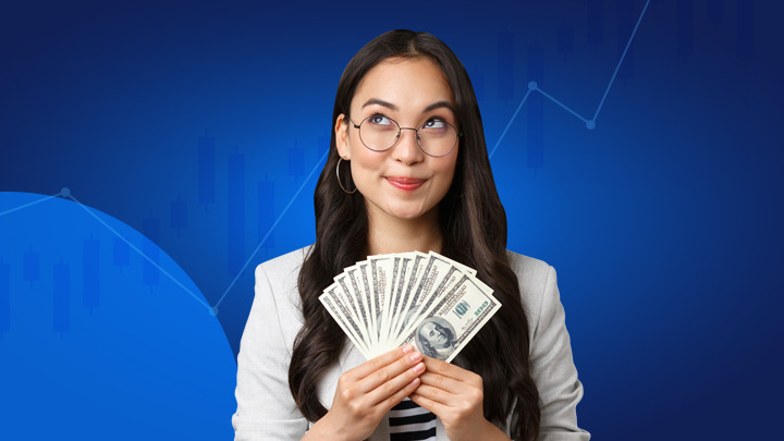 Pessoa com dinheiro na mão explicando como funciona o Money Management