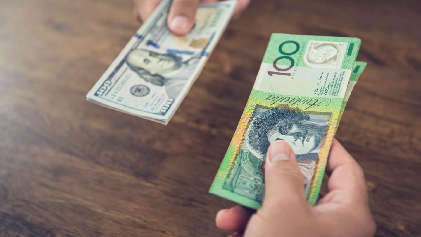 Troca de notas entre duas pessoas indicando como funciona o SWAP no trading