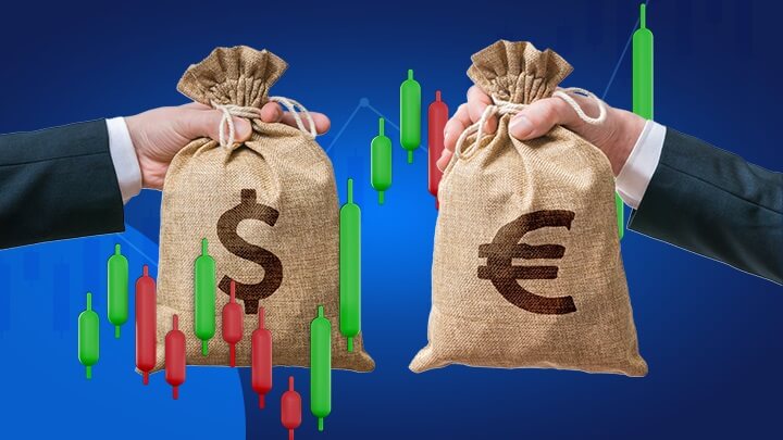 Sfondo di un grafico trading a candele e due mani che sorreggono due sacchetti, uno con simbolo euro e l'altro con simbolo dollaro americano, a indicare il trading euro dollaro.