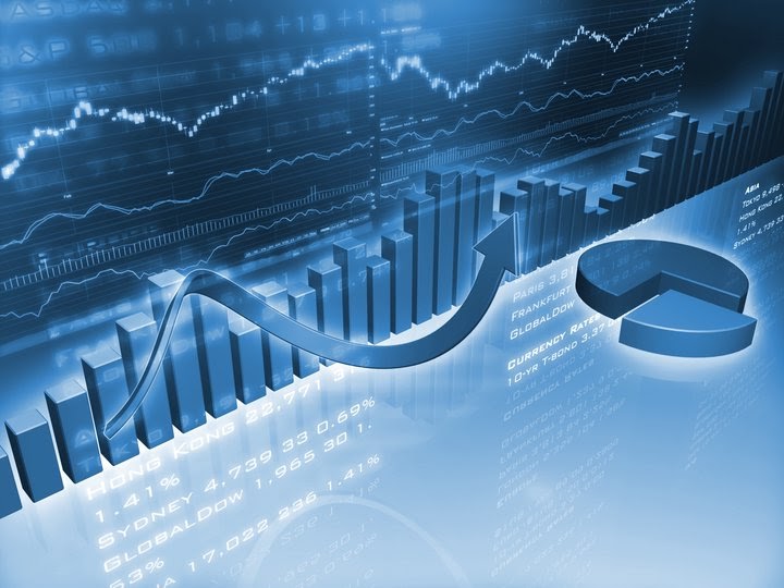 Sfondo blu digitale con rappresentati grafici candlestick, a linee e a torta; e una linea diagonale con freccia che indica le trendline.