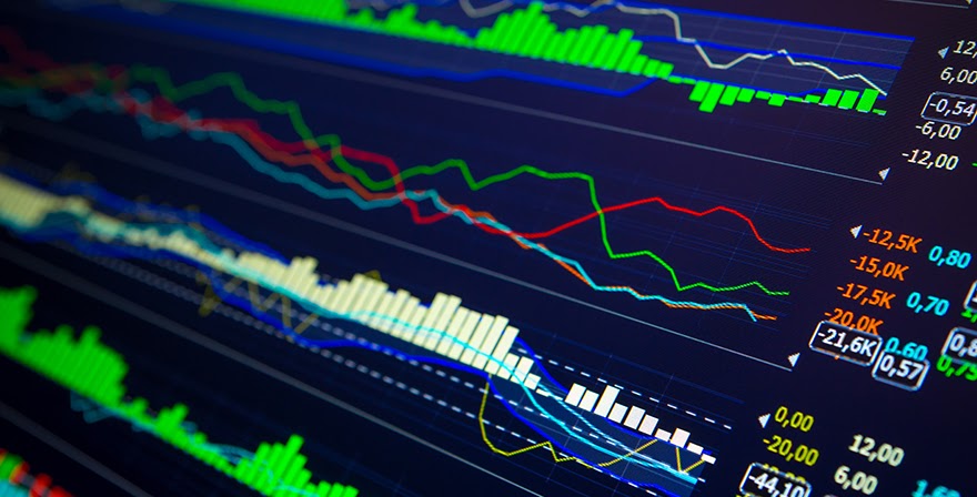schermo che mostra diversi grafici di trading come grafici con colonne e a linee, mentre a destra appaiono cifre diverse con virgole e con simbolo k